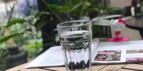 晨起空腹一杯水并非人人適合 因人而異要區(qū)別對(duì)待