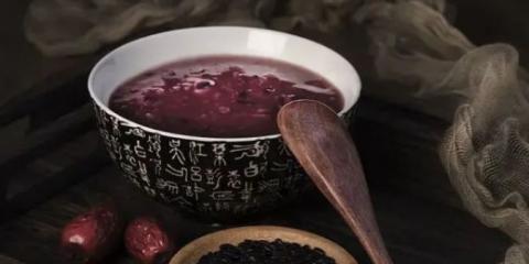 每天一碗中醫(yī)養(yǎng)生三黑粥 腎氣十足不再虛！