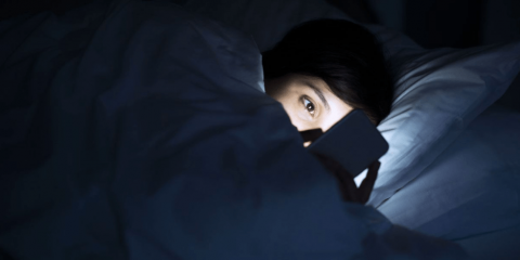 晚上關(guān)燈玩手機，4個“毛病”就會找上門！